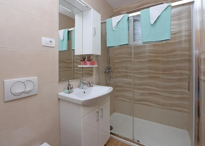 Apartments With Parking Space Pinezici, Krk - 18967 Apartman Vrh